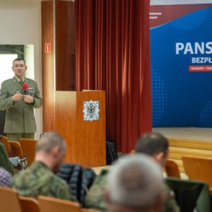 prelegent obok mównicy (Aula PANS)