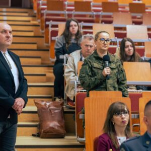 po lewej: dr Paweł Łabuz, prof. PANS – Dziekan Wydziału Nauk Społecznych, Humanistycznych i Ochrony Zdrowia, po prawej uczestnicy warsztatów (Aula PANS)