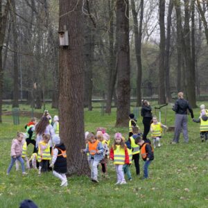 dzieci zbierają słodycze na terenie Parku Lubomirskich