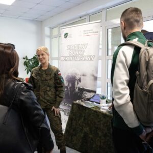 studenci przy punkcie rekrutacyjnym Wojskowego Centrum Rekrutacji w Jarosławiu