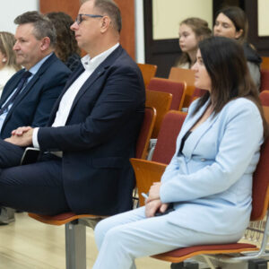 w pierwszym rzędzie (od lewej): Prorektor ds. rozwoju i współpracy PANS – dr Sławomir Solecki, Prezydent Miasta Przemyśla – Wojciech Bakun, Kierownik Działu Organizacji i Promocji PANS – Agata Lalik