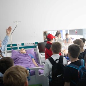 uczniowie zwiedzają sale dydaktyczne PANS w Przemyślu