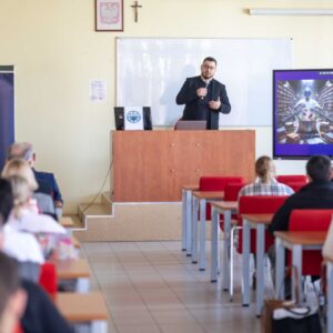 na środku prelegent Taron Tovmasyan, w sali uczestnicy wydarzenia