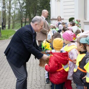 władze PANS wręczają dzieciom dyplomy i słodycze