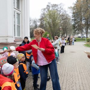 dzieci otrzymują dyplomy