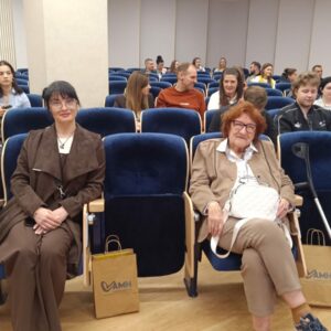 K. Filipova (po lewej) wśród uczestników konferencji