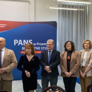 od lewej: Rektor – dr hab. Marek Delong, prof. PANS, dr hab. Bożena Baczewska, prof. PANS – Dyrektor Instytutu Ochrony Zdrowia, Prorektor ds. studenckich – dr Andrzej Kawecki, prof. PANS, mgr Dagmara Podgórska-Kowalczyk – Kierownik Centrum Symulacji Medycznej, dr Patrycja Trojnar, mgr Beata Piasecka – Zastępca Dyrektora Instytutu Ochrony Zdrowia