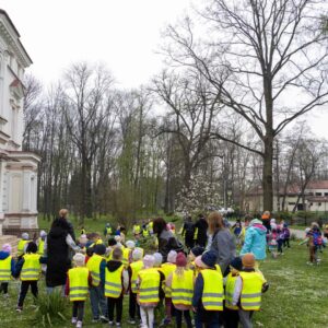 dzieci zbierają słodycze na terenie Parku Lubomirskich