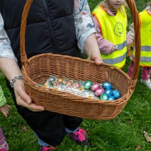 kosz wypełniony słodyczami
