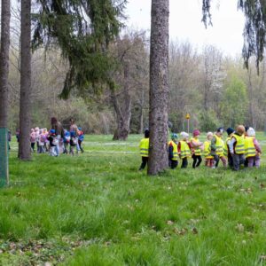 dzieci zbierają słodycze na terenie Parku Lubomirskich