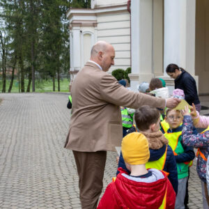 Rektor – dr hab. Marek Delong, prof. PANS wręcza dzieciom dyplomy