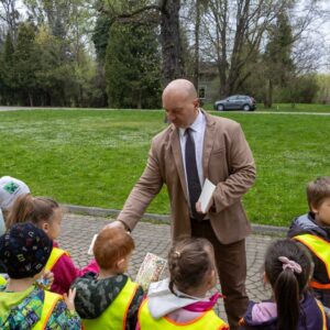 Rektor – dr hab. Marek Delong, prof. PANS wręcza dzieciom dyplomy