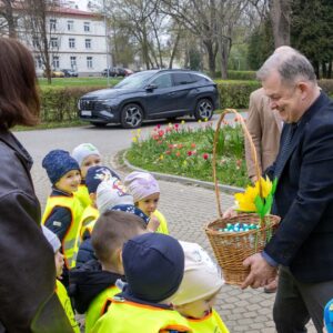 Prorektor ds. studenckich – dr Andrzej Kawecki, prof. PANS wręcza dzieciom słodycze