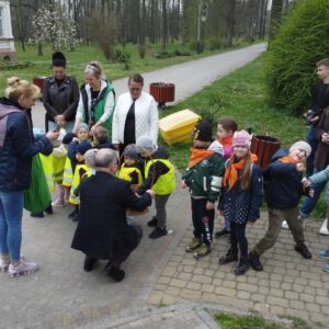 Prorektor ds. studenckich – dr Andrzej Kawecki, prof. PANS wręcza dzieciom słodycze