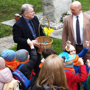 władze PANS wręczają dzieciom dyplomy i słodycze