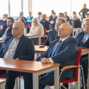 na pierwszym planie przedstawiciele władz przemyskiej Uczelni, w dalszej części kadru uczestnicy spotkania