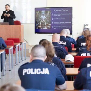 na środku prelegent Taron Tovmasyan, w sali uczestnicy wydarzenia
