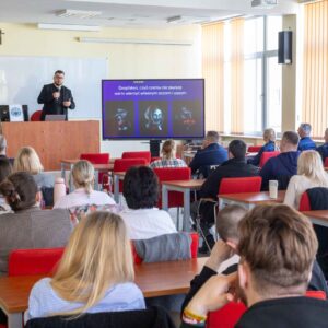 na środku prelegent Taron Tovmasyan, w sali uczestnicy wydarzenia