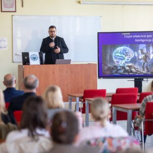 na środku prelegent Taron Tovmasyan, w sali uczestnicy wydarzenia