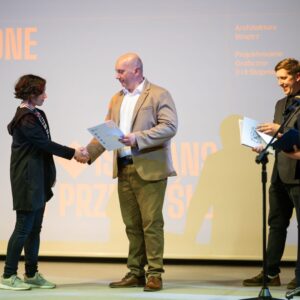 JM Rektor - dr hab. Marek Delong, prof. PANS wręcza dyplomy