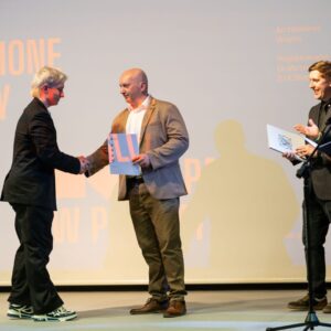 JM Rektor - dr hab. Marek Delong, prof. PANS wręcza dyplomy