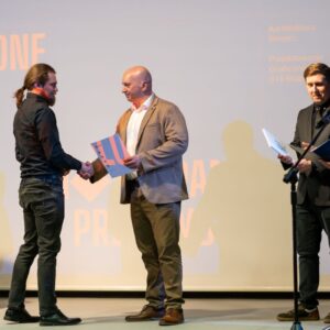 JM Rektor - dr hab. Marek Delong, prof. PANS wręcza dyplomy
