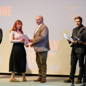JM Rektor - dr hab. Marek Delong, prof. PANS wręcza dyplomy