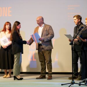 JM Rektor - dr hab. Marek Delong, prof. PANS wręcza dyplomy