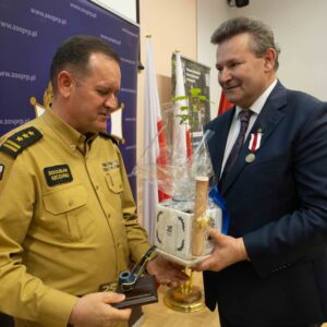 Komendant Miejski Państwowej Straży Pożarnej w Przemyślu – st. bryg. Bogusław Szczurko zostaje uhonorowany Dębem szacunku i wdzięczności oraz pamiątkową fajką