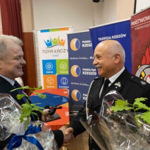 Prezes Zarządu Oddziału Powiatowego Związku Ochotniczych Straży Pożarnych RP w Przemyślu – dh Witold Kazienko zostaje uhonorowany Dębem szacunku i wdzięczności oraz pamiątkową fajką