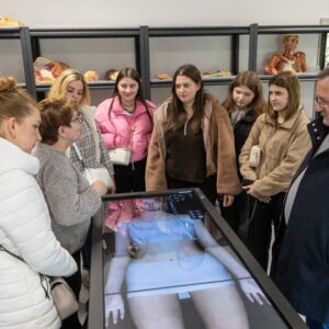 delegacja z Państwowego Lwowskiego Uniwersytetu Spraw Wewnętrznych zwiedza Instytut Ochrony Zdrowia oraz Instytut Fizjoterapii PANS