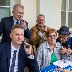 władze Uczelni i pracownicy PANS (po lewej) oraz Zbigniew Bednarczyk (po prawej)