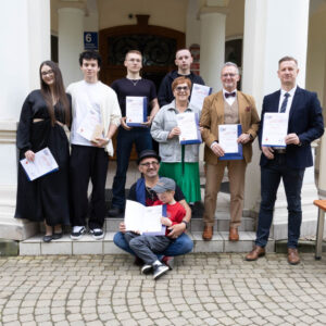 pamiątkowe zdjęcie grupowe uczestników