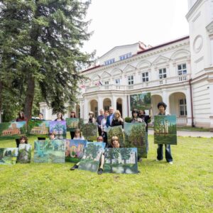 pamiątkowe zdjęcie grupowe uczestników pleneru malarskiego z władzami PANS