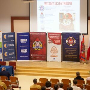 głos zabiera dr Sławomir Solecki – Prorektor ds. rozwoju i współpracy (przy mównicy)