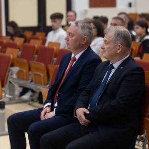 Tomasz Lorenc – Wicewojewoda Podkarpacki (po lewej), dr Andrzej Kawecki, prof. PANS – Prorektor ds. studenckich (po prawej)