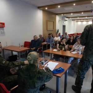 uczestnicy szkolenia z prowadzącymi