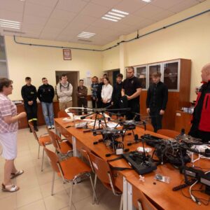 uczniowie zwiedzają pracownie PANS