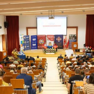 część ustna konkursu (uczniowie na scenie w uczelnianej Auli)
