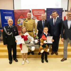 pamiątkowe zdjęcie z najmłodszymi uczestnikami konkursu