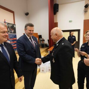 dr Andrzej Kawecki, prof. PANS – Prorektor ds. studenckich oraz dr Sławomir Solecki – Prorektor ds. rozwoju i współpracy zostają odznaczeni Brązowymi Medalami Za Zasługi dla Pożarnictwa