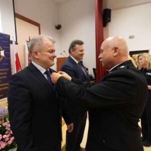 dr Andrzej Kawecki, prof. PANS – Prorektor ds. studenckich oraz dr Sławomir Solecki – Prorektor ds. rozwoju i współpracy zostają odznaczeni Brązowymi Medalami Za Zasługi dla Pożarnictwa