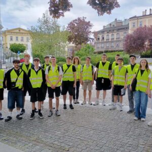 pamiątkowe zdjęcie grupowe studentów