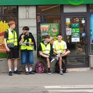 studenci inżynierii transportu i logistyki na zajęciach praktycznych w terenie