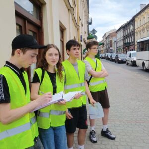 studenci inżynierii transportu i logistyki na zajęciach praktycznych w terenie