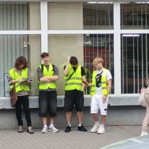 studenci inżynierii transportu i logistyki na zajęciach praktycznych w terenie