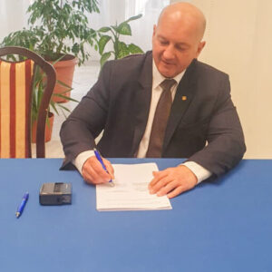 dr hab. Marek Delong, prof. PANS – Rektor PANS w Przemyślu – w trakcie podpisywania porozumienia