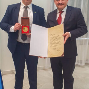 po lewej dr hab. Marek Delong, prof. PANS – Rektor PANS w Przemyślu, po prawej – prof. dr hab. Bogusław Jagusiak – Prodziekan ds. naukowych WAT
