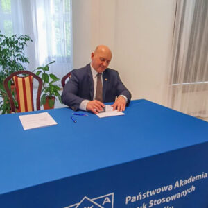 dr hab. Marek Delong, prof. PANS – Rektor PANS w Przemyślu – w trakcie podpisywania porozumienia