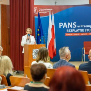 Prowadząca konferencję, rzecznik prasowa dr E. Kasperska przy ambonie